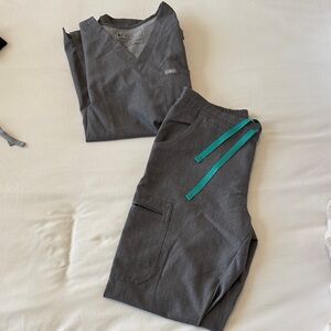 Women’s Figs Gray Scrub Set - Size small